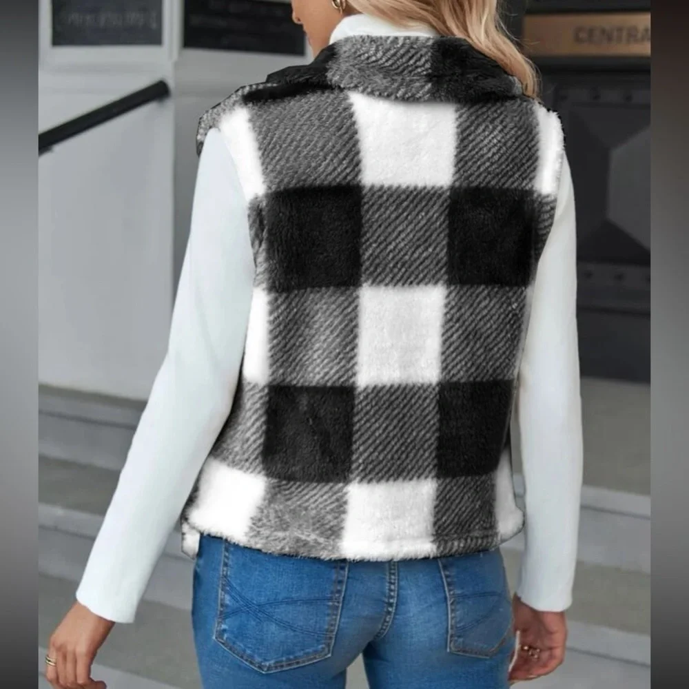 Cozy Buffalo plaid open front vest - Picture 3 of 15